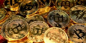 Darstellung von Bitcoin in Form von physischen Münzen